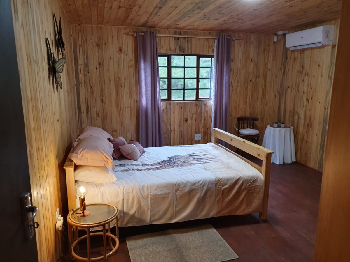 Hout huisie (Wooden House) Self Catering Africa Bu