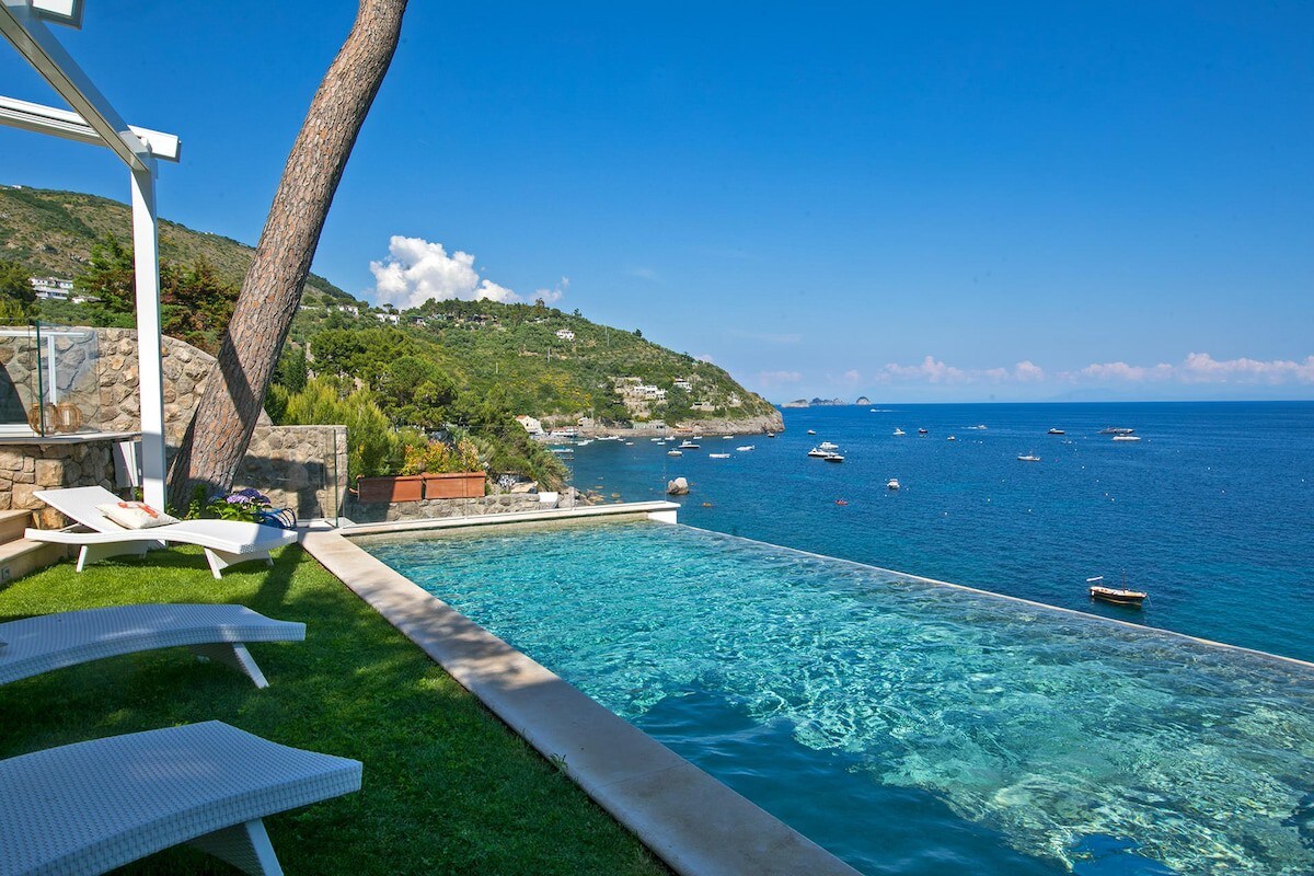 Villa Jeranto on the sea with infinty pool