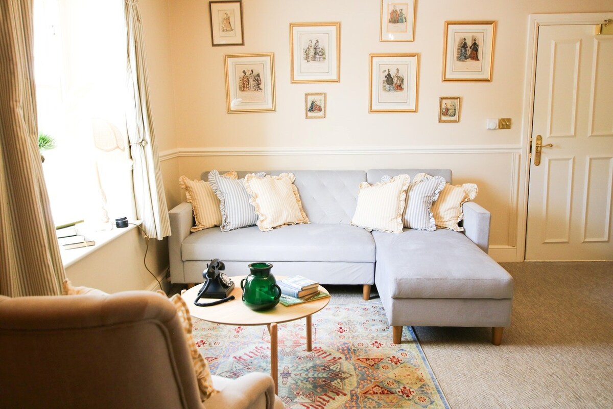 Two-Bedroom Suite & Private Lounge at Fleur de Lys