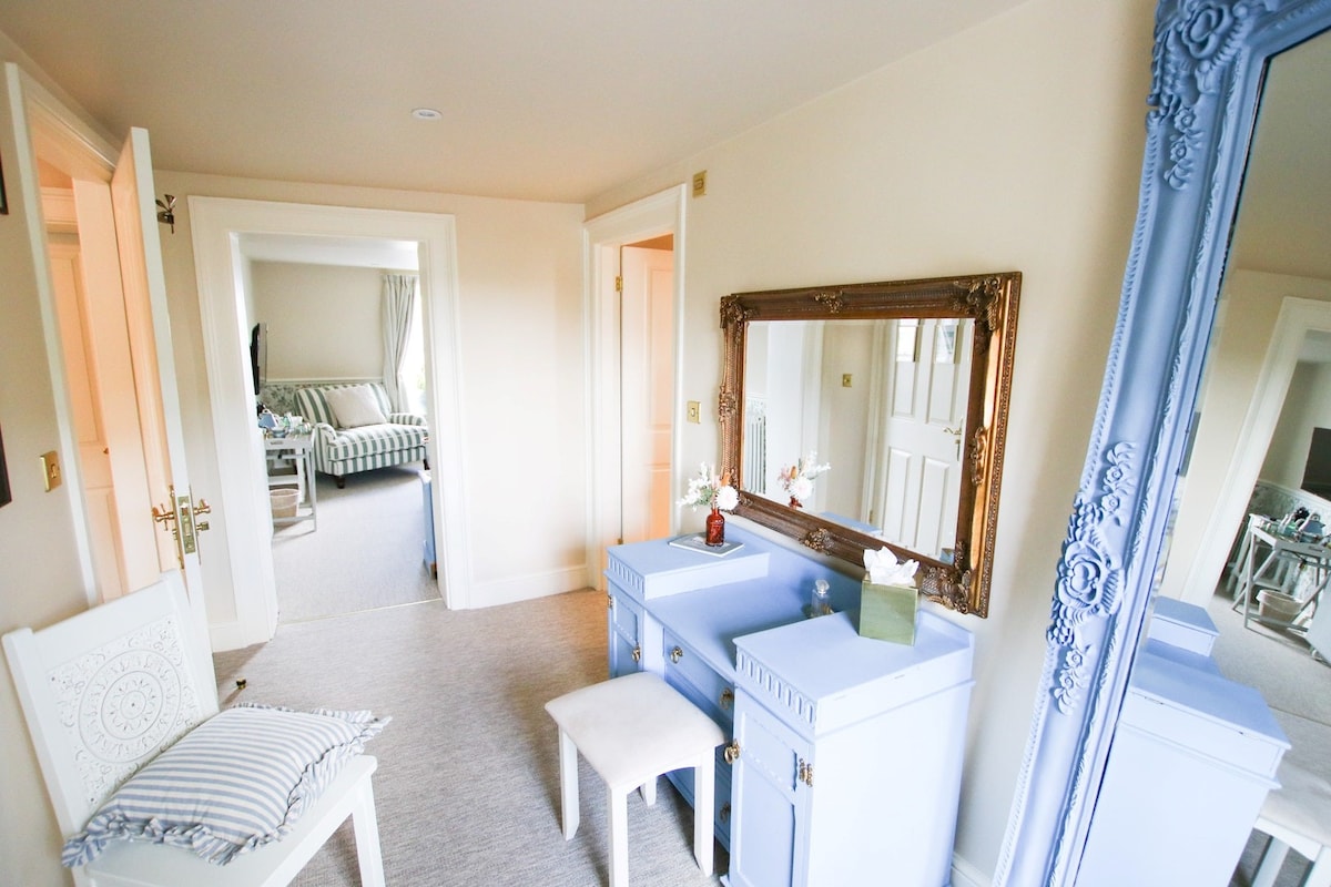 Two-Bedroom Suite & Private Lounge at Fleur de Lys