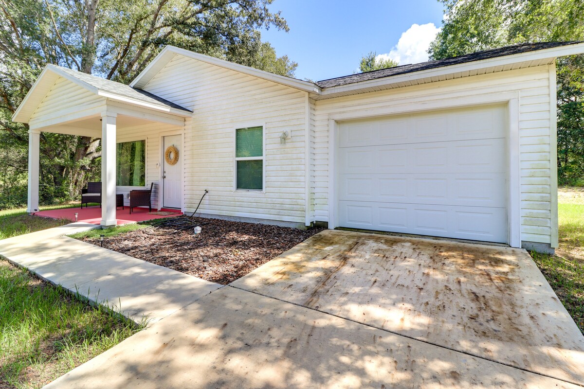 Inviting Ocklawaha Home w/ Porch: Ideal Location!