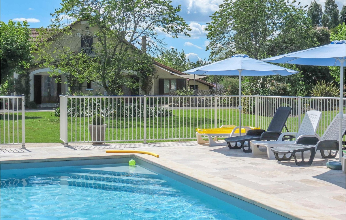 Cozy home in Saint-Gery with Wi-Fi