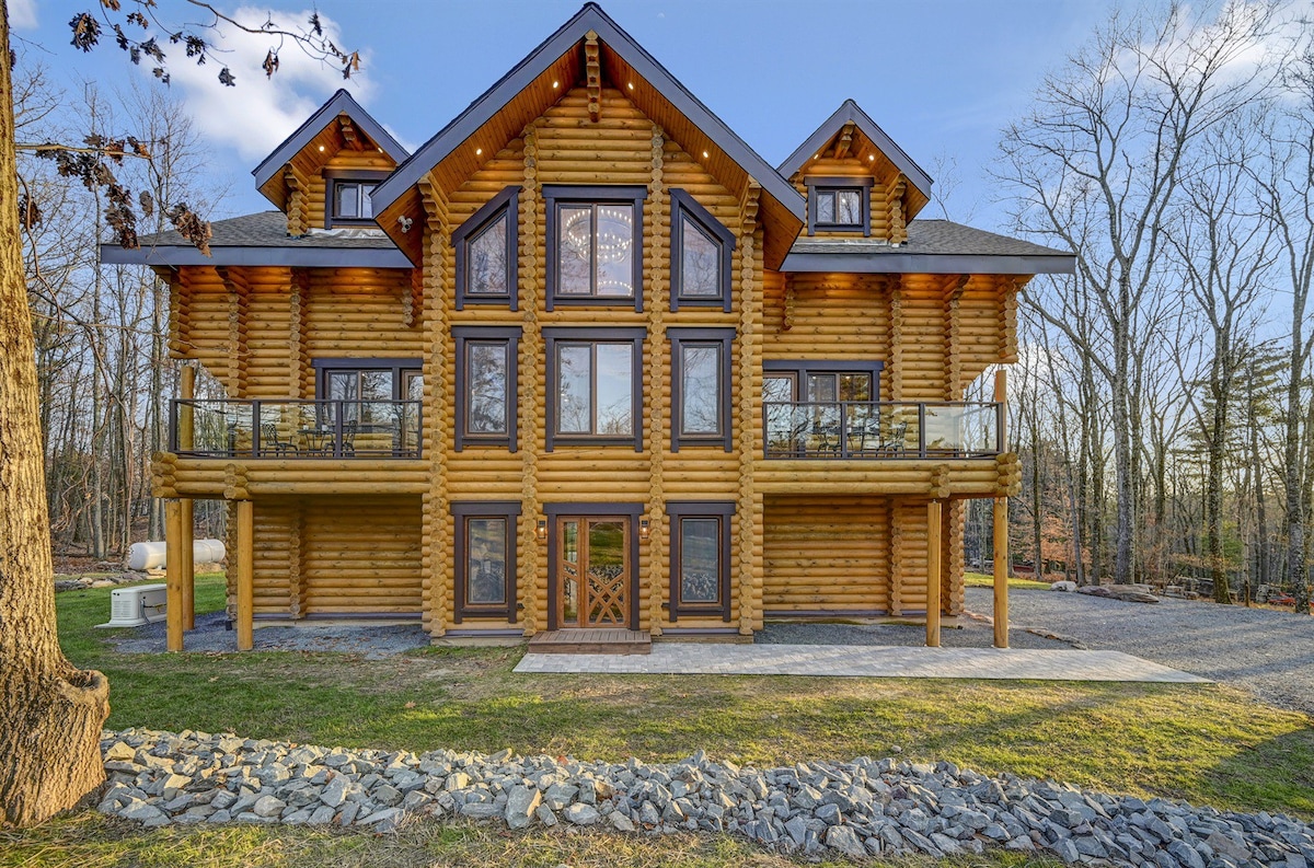 Nice True Mountain Log Home w/ heated Pool!