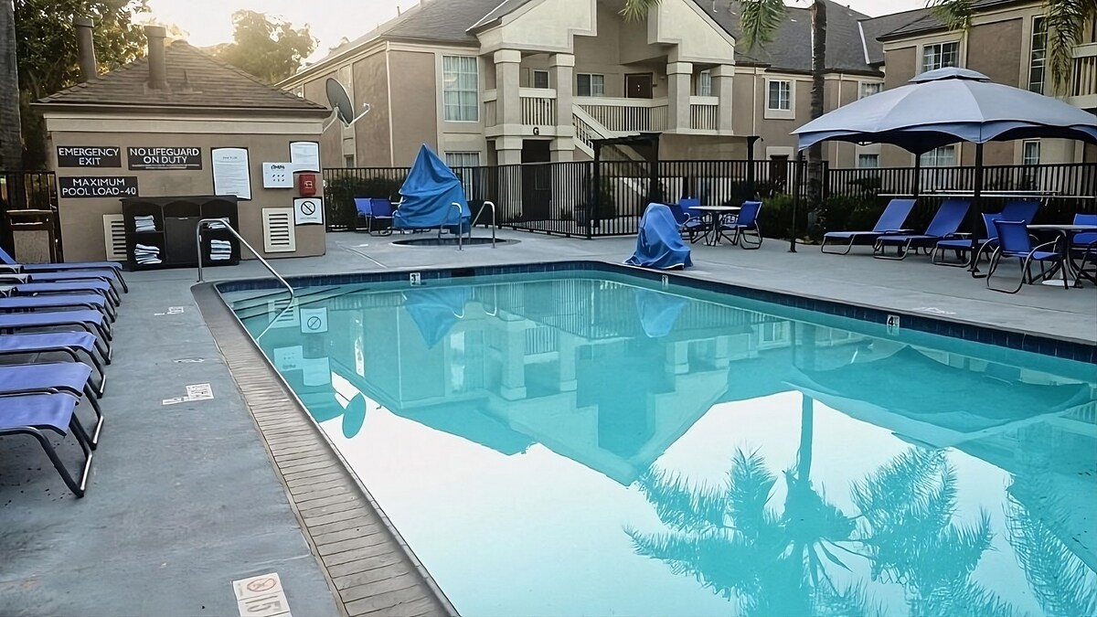 Southern Charm! 4 Pet-friendly Suites! Onsite Pool