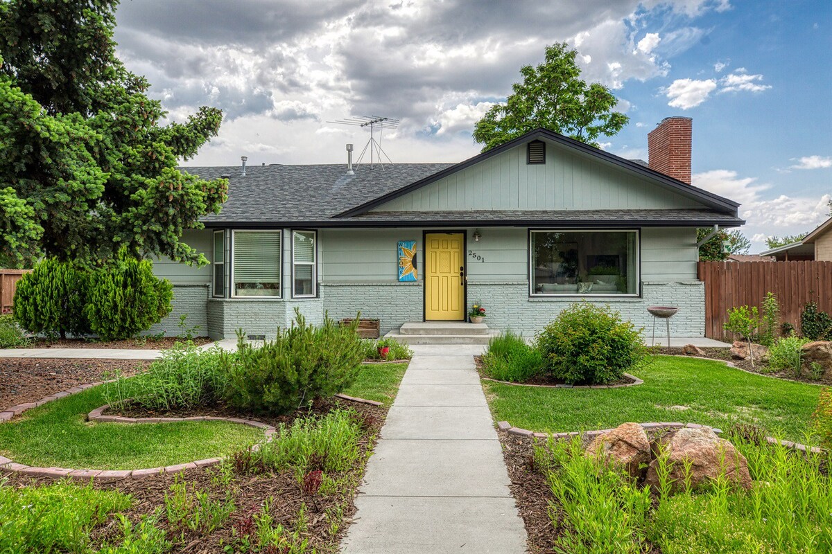 Ray of Sunshine! Remodeled Home in Heart of Boise