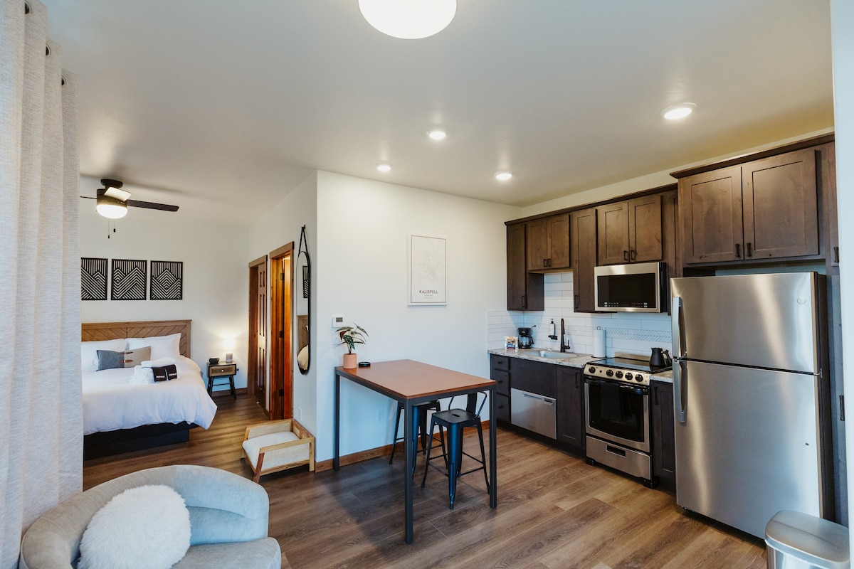 New Downtown Suite w/Full Kitchen