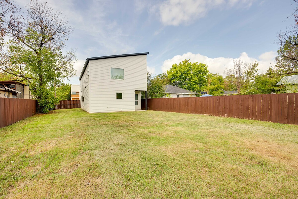 Modern West Dallas Home: 7 Mi to Downtown!