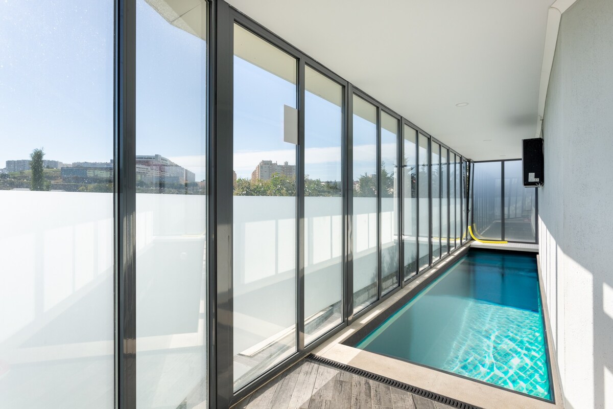 Elegant villa w/ dual pools in Carnaxide