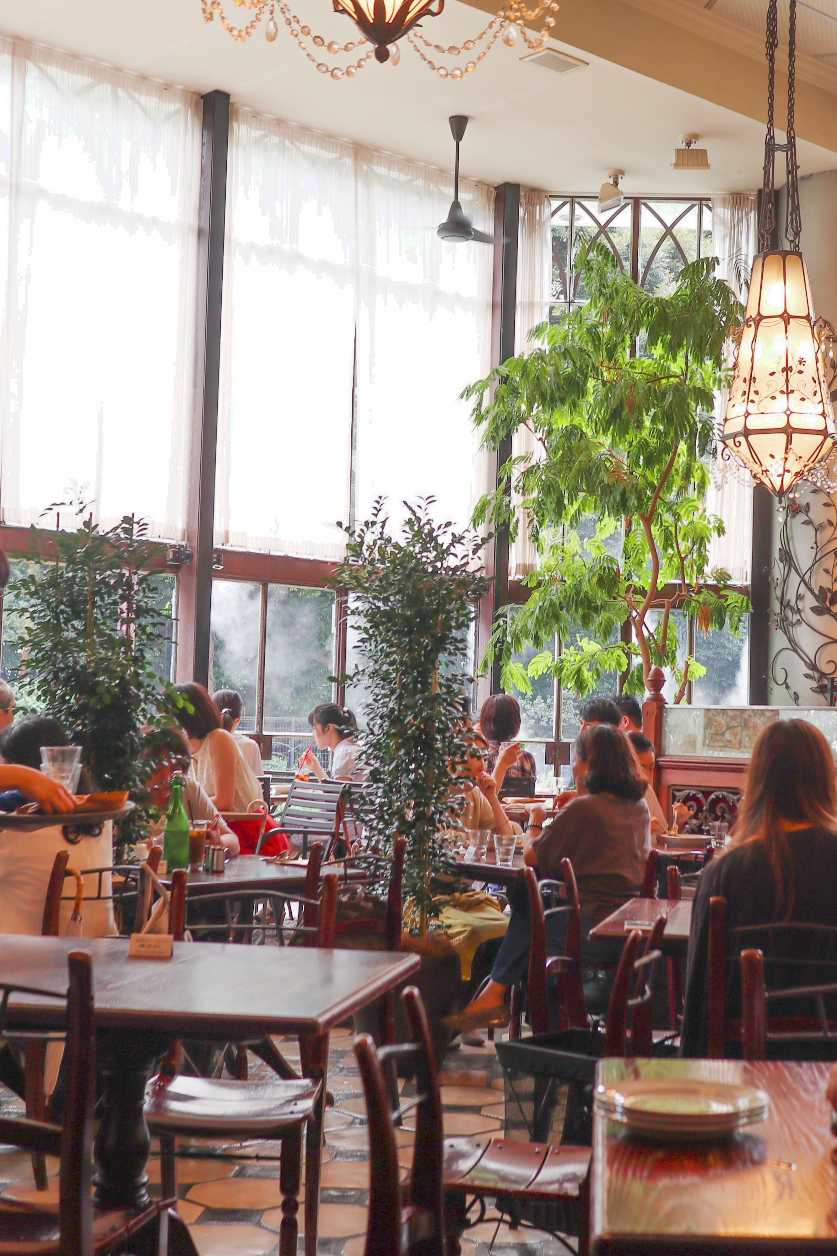 在男主人公打工的餐厅吃午餐