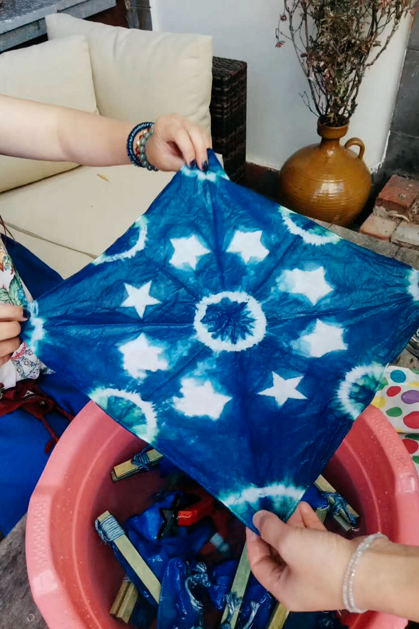 在丽江民宿里的扎染/草木染手工体验/带你染件属于自己的心爱小物