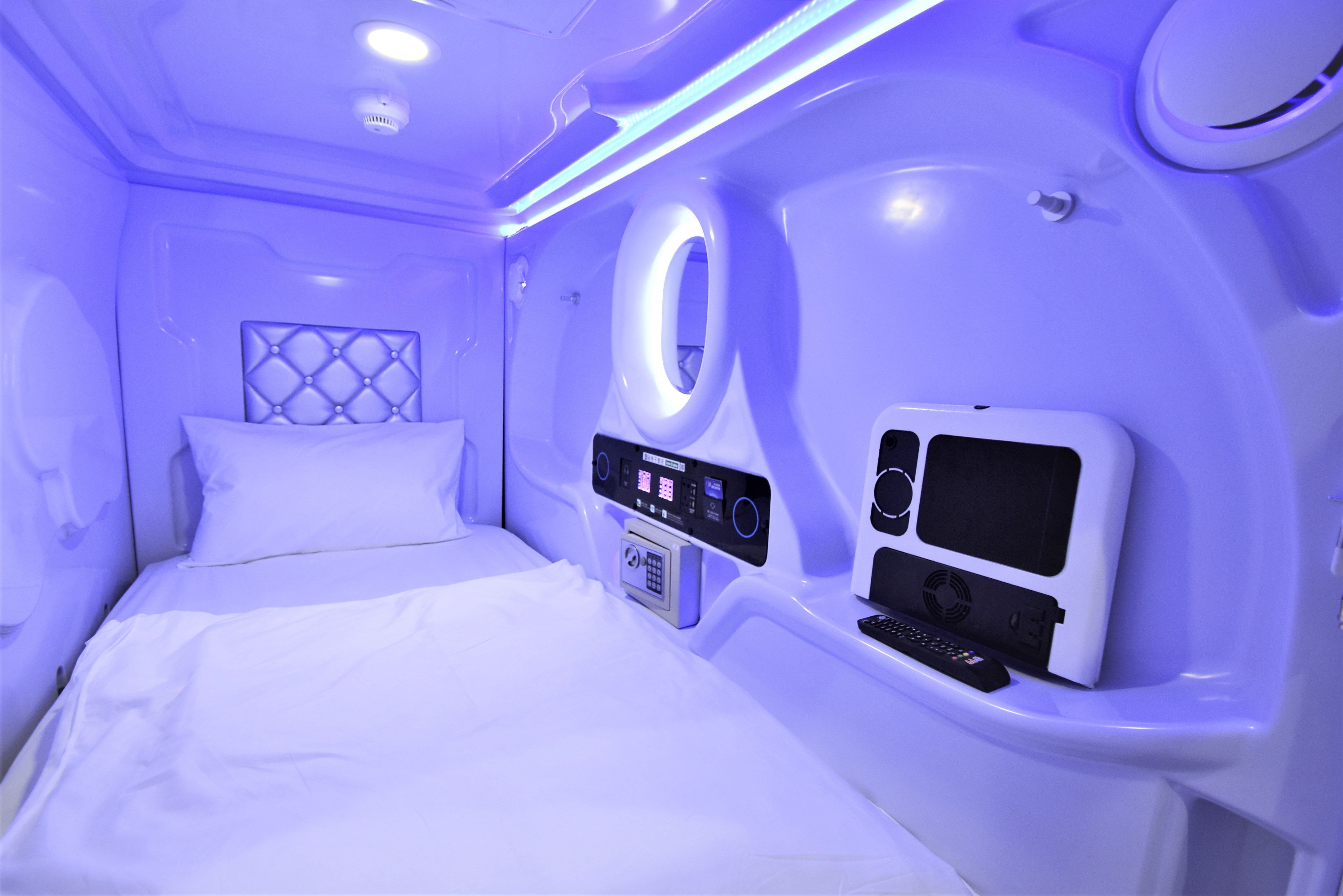 upper capsule room with shared bathroom/wifi/mrt