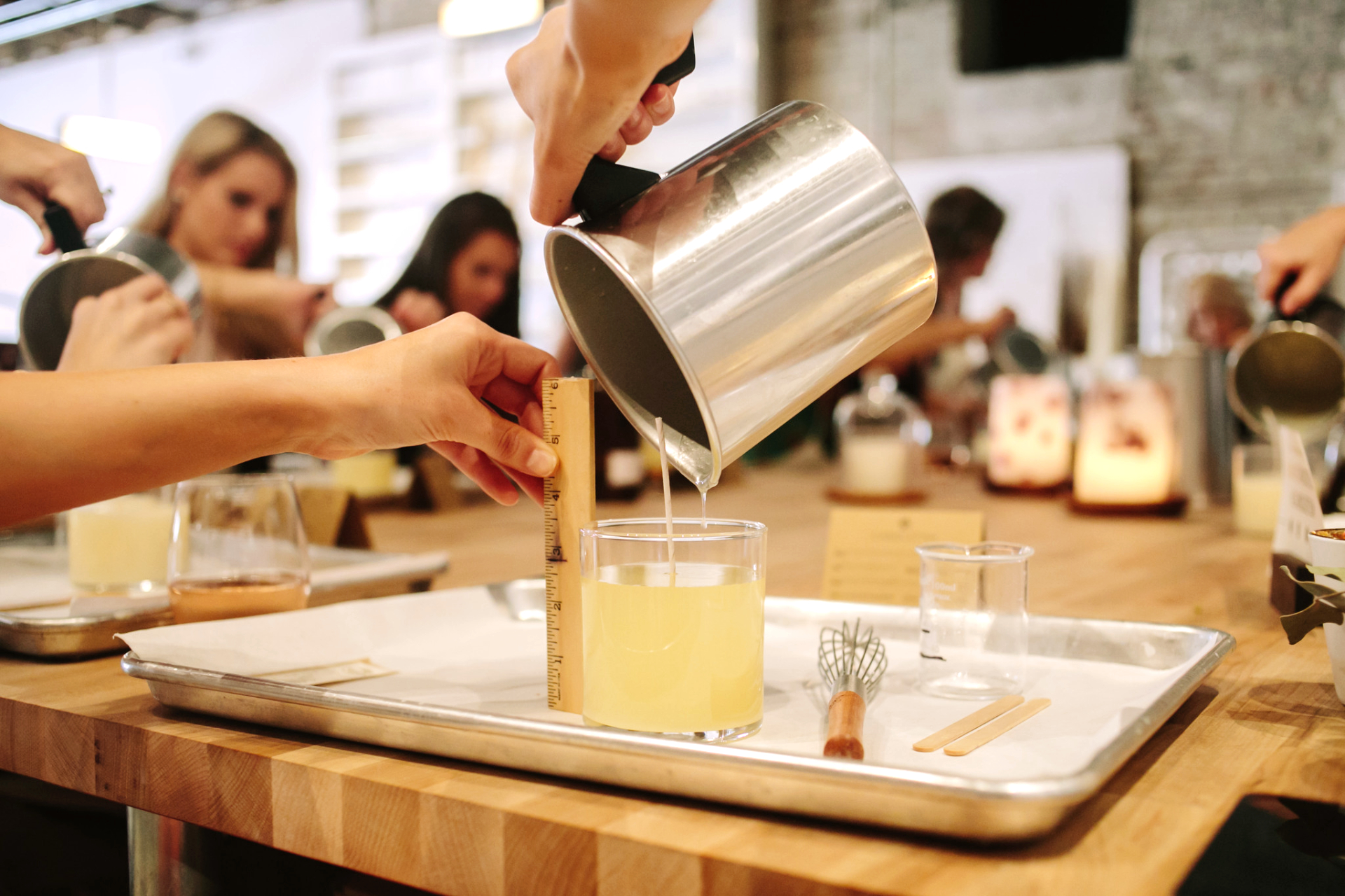 用红酒瓶做个香薰蜡烛