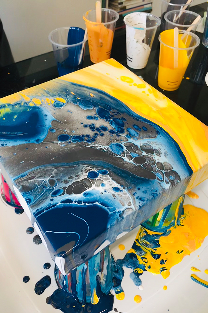 在艺术家工作室画幅泼画