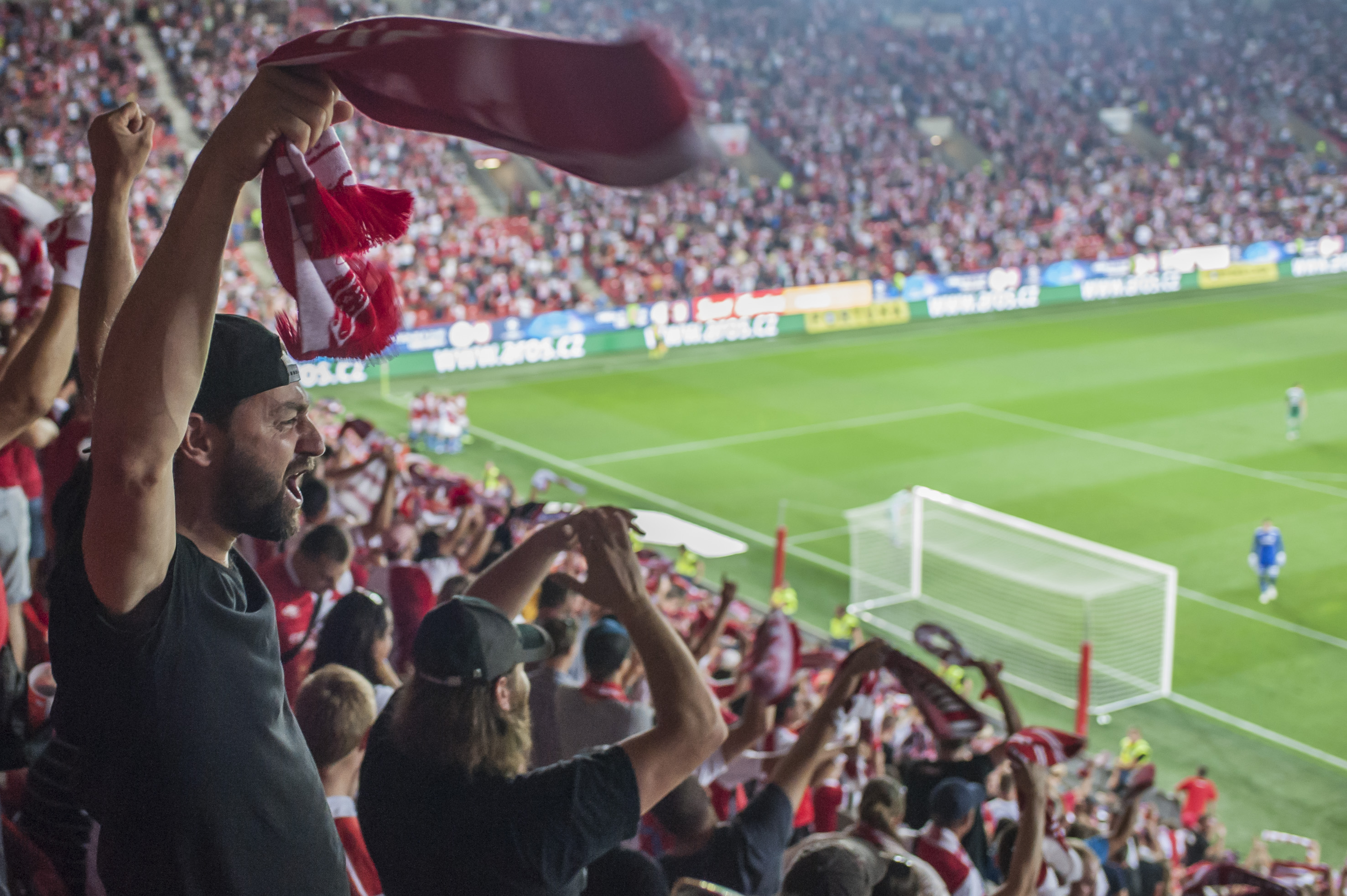 和捷克专业球迷一起感受足球赛事的魅力