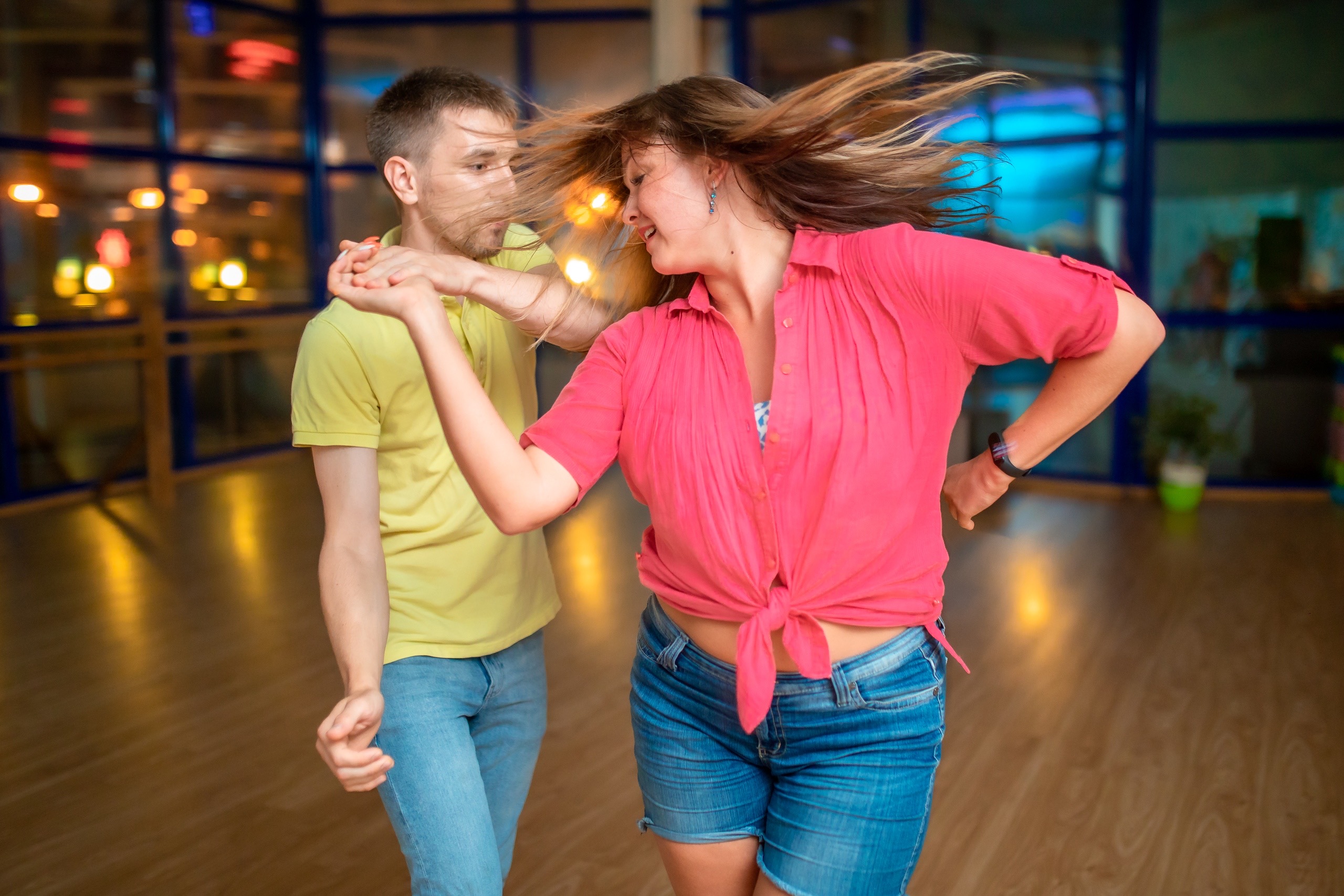 salsa dance class - уроктанцев - airbnb