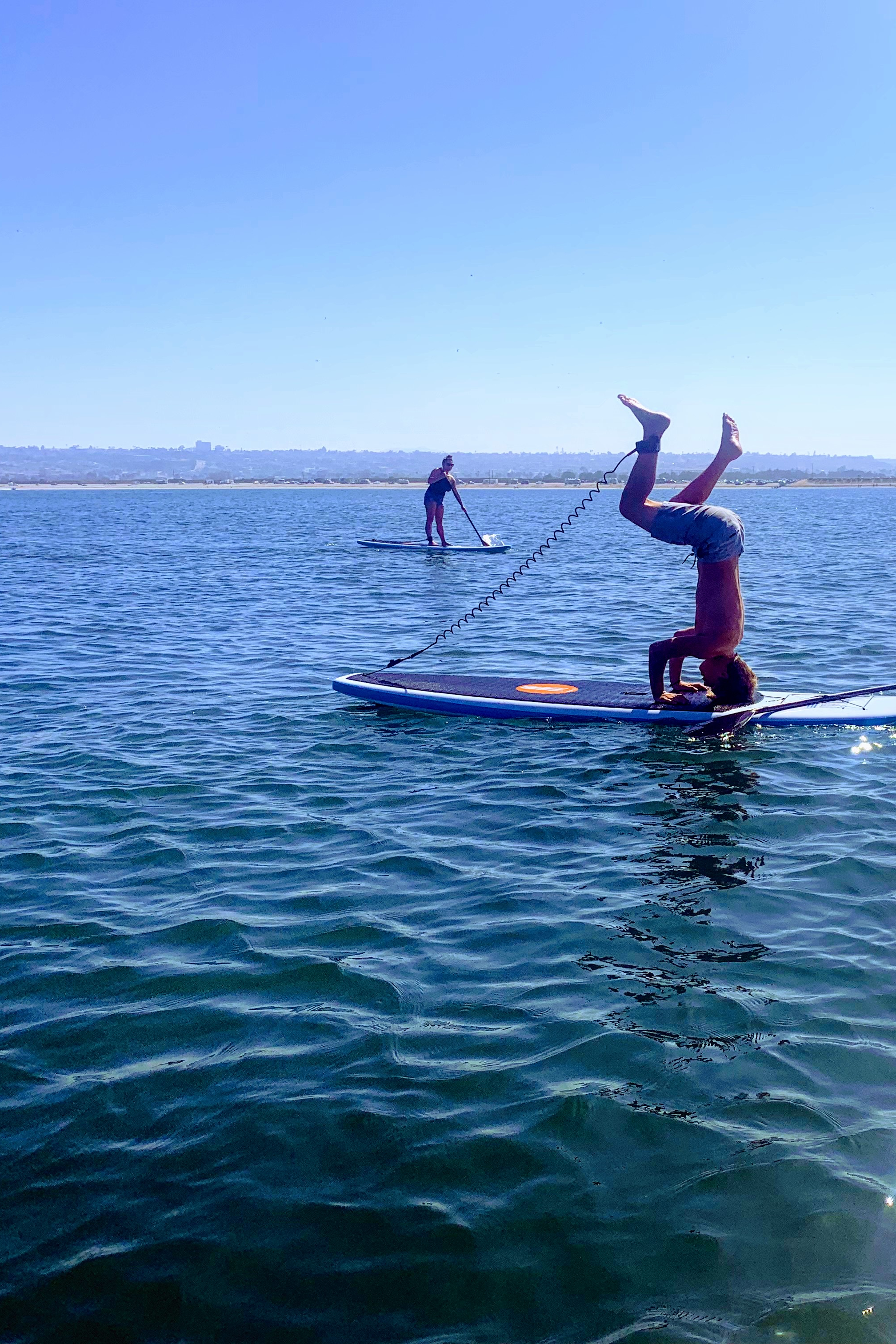 在明媚阳光中享受有趣的桨板划水体验