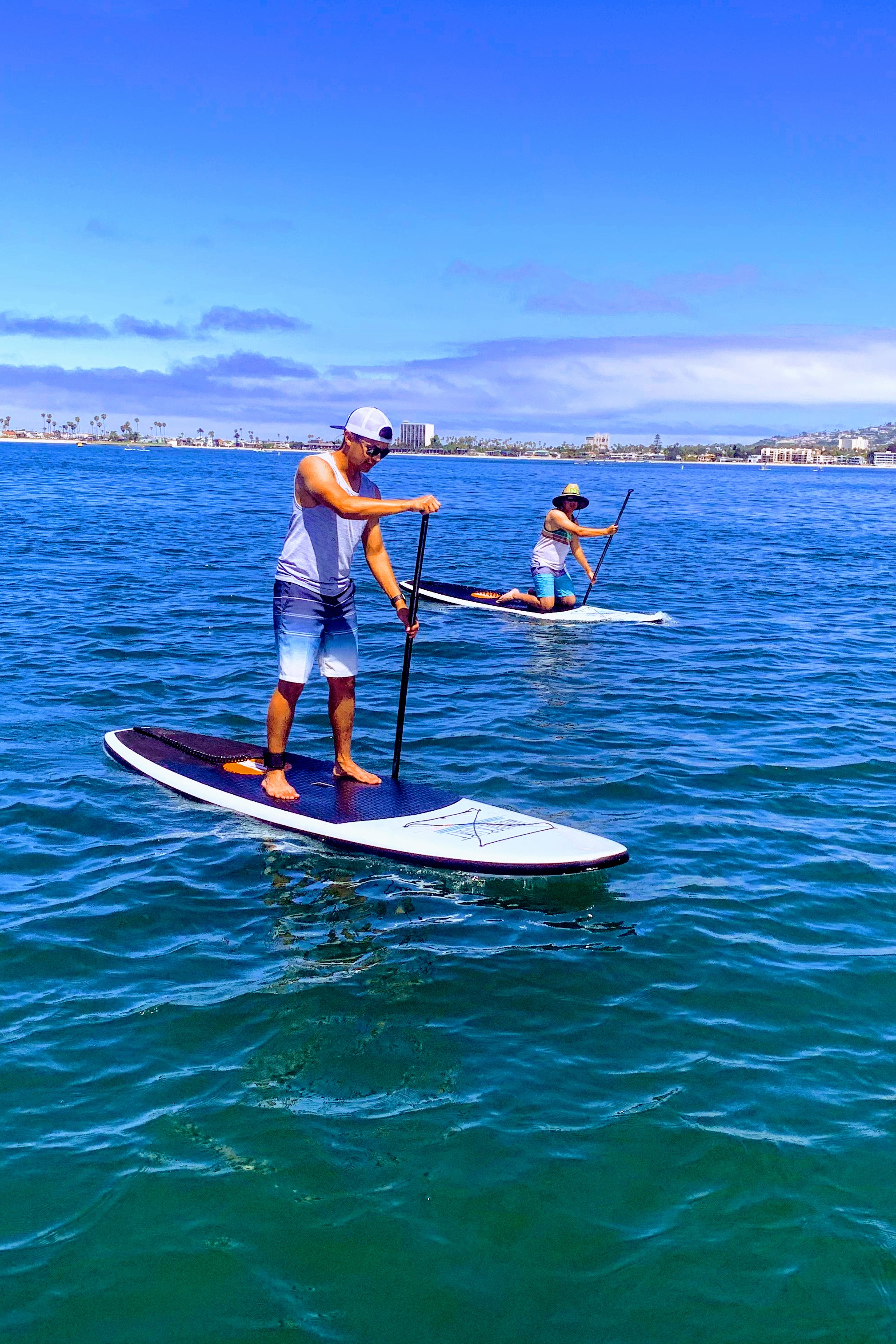 在明媚阳光中享受划桨