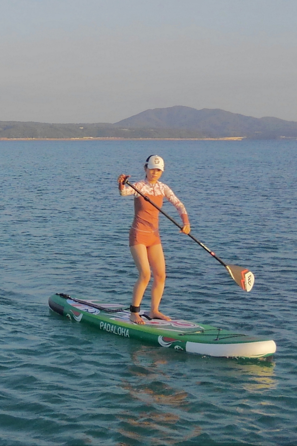 在宁静的冲绳玩立式桨板