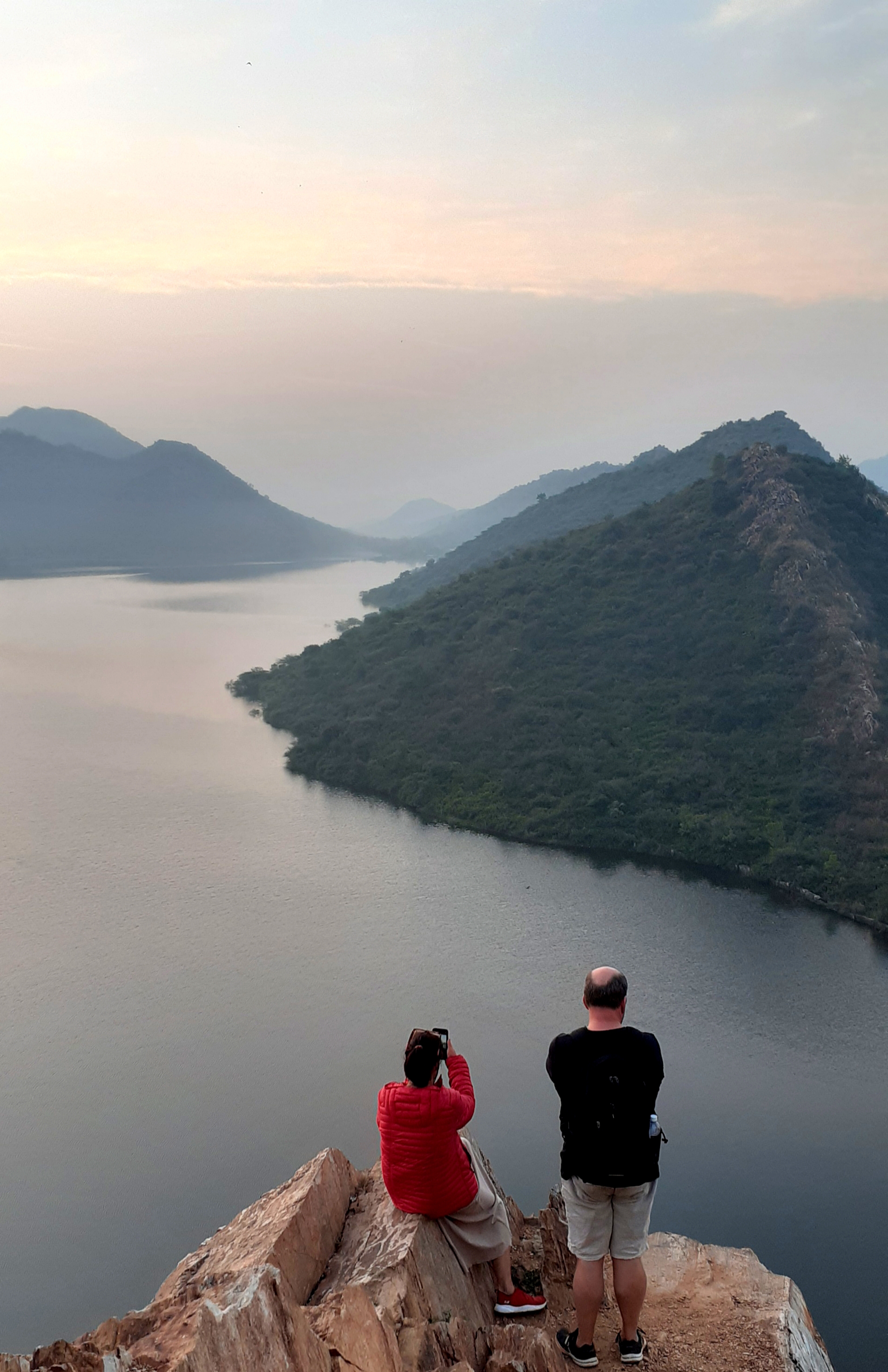 徒步登山与湖边漫步