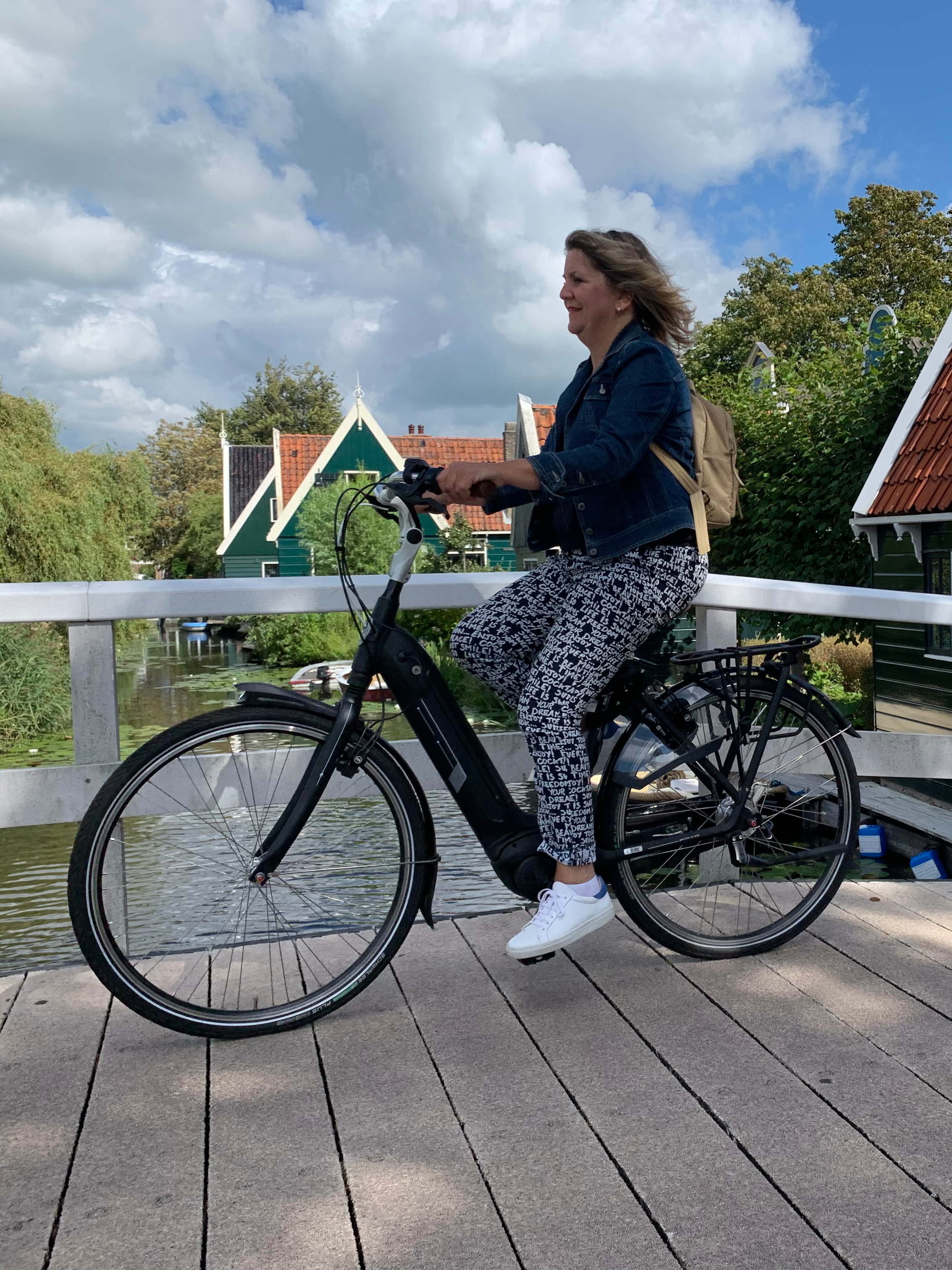 骑自行车穿越古老的荷兰乡村观风车