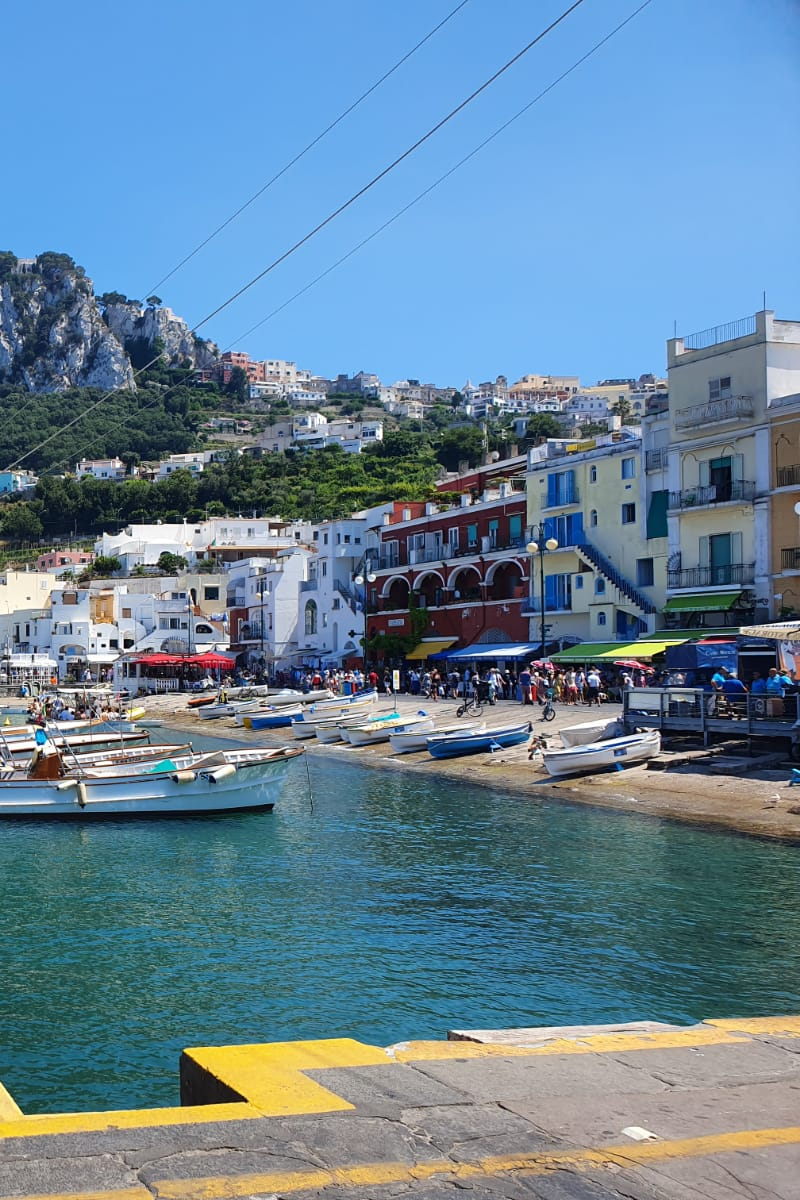 乘坐巴士和船只游览卡普里,包括到海边畅泳!