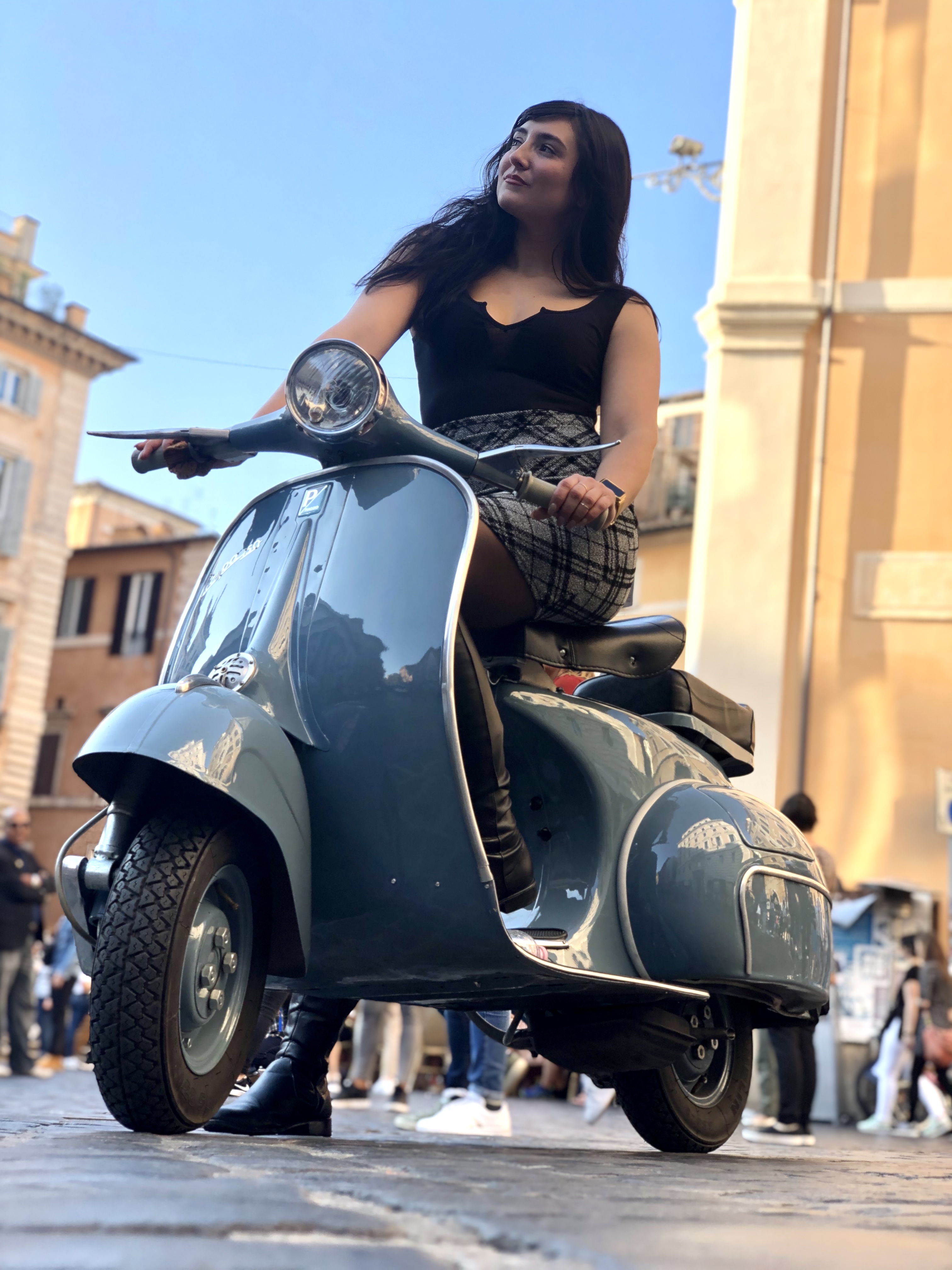 在vespa小摩托上游魅力罗马